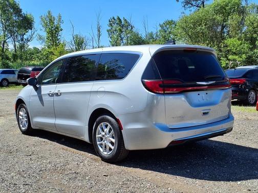 2023 Chrysler Pacifica Touring-L