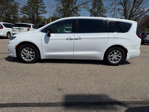 Bright White Clearcoat 2026 Chrysler Pacifica Select
