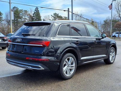 Mythos Black Metallic 2022 Audi Q7 45 Premium Plus