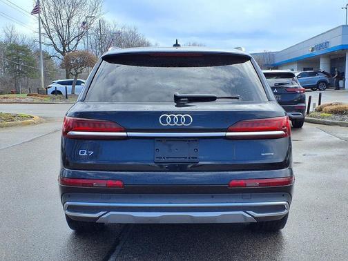 Mythos Black Metallic 2022 Audi Q7 45 Premium Plus