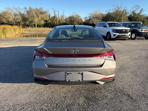 2021 Hyundai ELANTRA SE