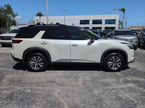 2023 Nissan Pathfinder SL