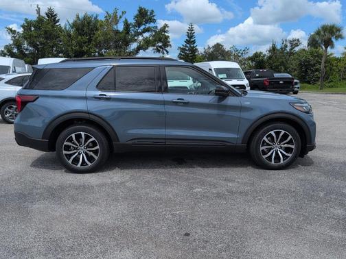 2025 Ford Explorer ST-Line