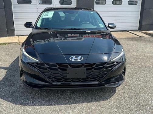 2022 Hyundai ELANTRA SE