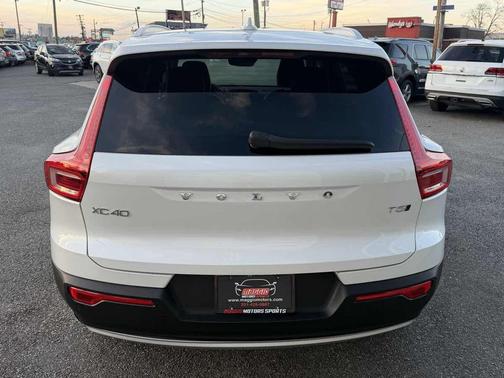 2022 Volvo XC40 Momentum