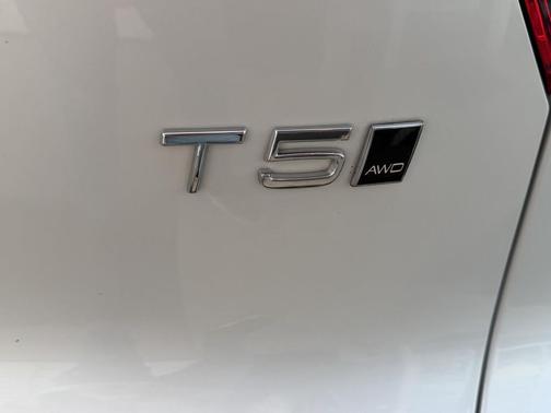 2022 Volvo XC40 Momentum