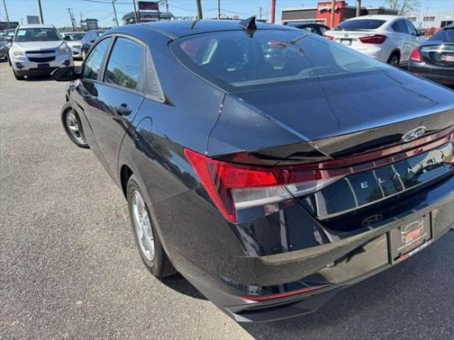2022 Hyundai ELANTRA SE
