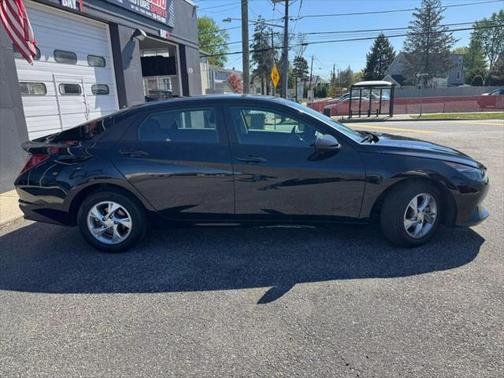2022 Hyundai ELANTRA SE