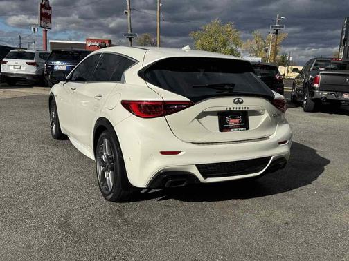 2017 INFINITI QX30 Sport