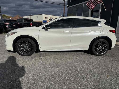 2017 INFINITI QX30 Sport