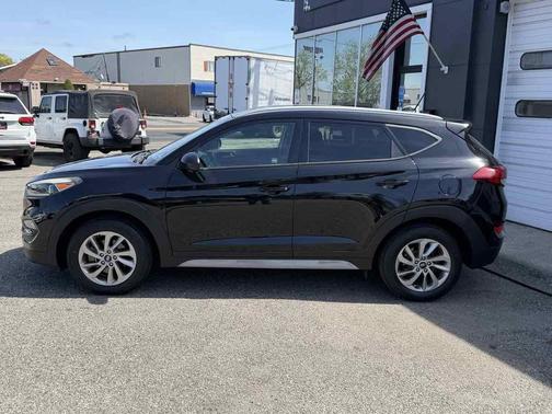 Black Noir Pearl 2017 Hyundai TUCSON SE