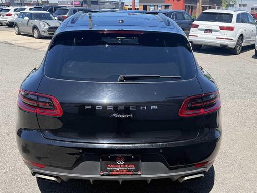 Jet Black Metallic 2018 Porsche Macan Macan