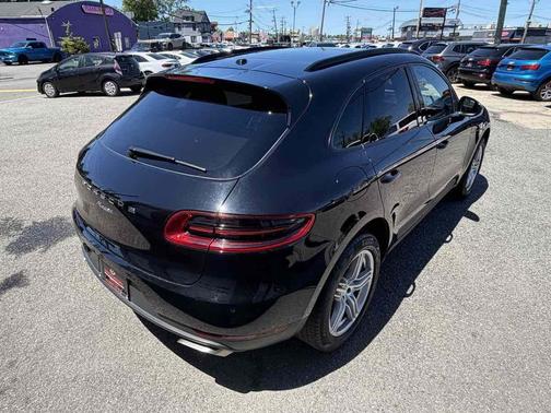 Jet Black Metallic 2018 Porsche Macan Macan