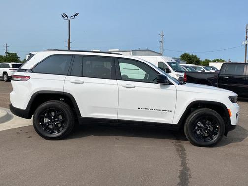 2025 Jeep Grand Cherokee Laredo