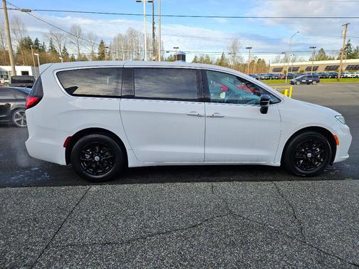 2024 Chrysler Pacifica Touring-L