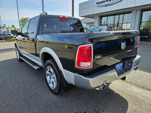 Brilliant Black Crystal Pearlcoat 2018 RAM 1500 Laramie