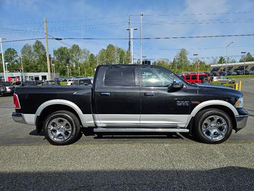 Brilliant Black Crystal Pearlcoat 2018 RAM 1500 Laramie