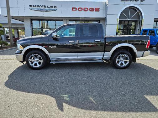 Brilliant Black Crystal Pearlcoat 2018 RAM 1500 Laramie