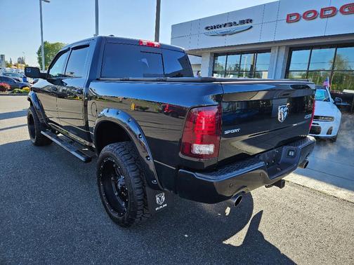 Brilliant Black Crystal Pearlcoat 2017 RAM 1500 Sport