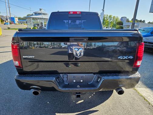Brilliant Black Crystal Pearlcoat 2017 RAM 1500 Sport