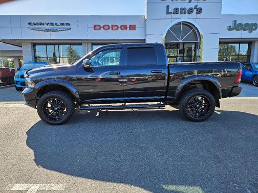 Brilliant Black Crystal Pearlcoat 2017 RAM 1500 Sport