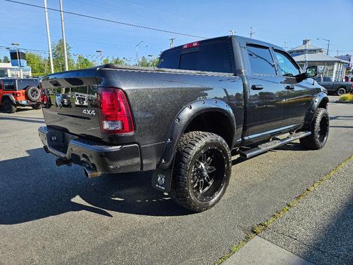 Brilliant Black Crystal Pearlcoat 2017 RAM 1500 Sport