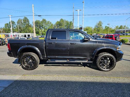 Brilliant Black Crystal Pearlcoat 2017 RAM 1500 Sport