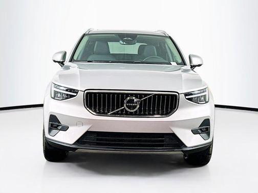 2025 Volvo XC40 B5 Plus Bright Theme