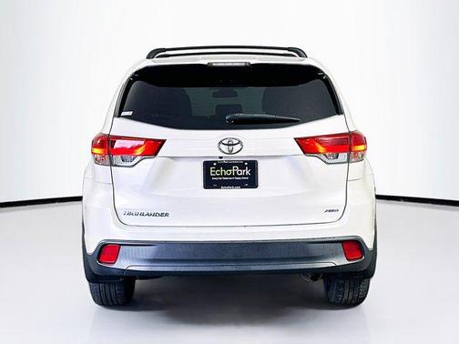 Blizzard Pearl 2019 Toyota Highlander LE