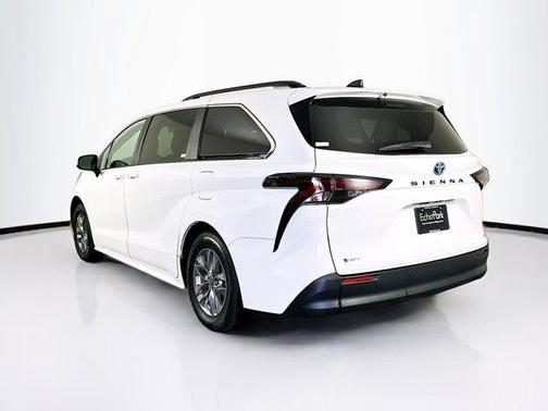 2025 Toyota Sienna LE