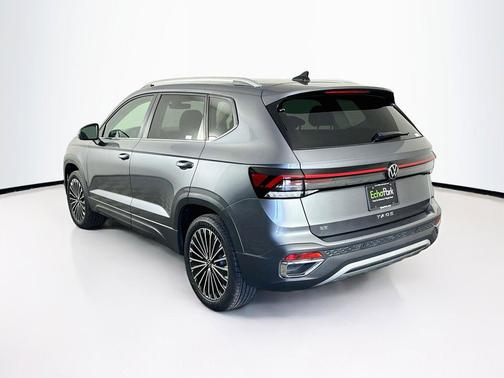Platinum Gray Metallic 2025 Volkswagen Taos 1.5T SE