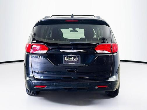 Brilliant Black Crystal Pearlcoat 2019 Chrysler Pacifica LX