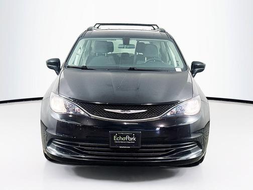 Brilliant Black Crystal Pearlcoat 2019 Chrysler Pacifica LX