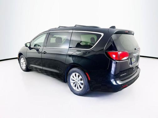 Brilliant Black Crystal Pearlcoat 2019 Chrysler Pacifica LX
