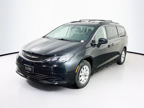 Brilliant Black Crystal Pearlcoat 2019 Chrysler Pacifica LX