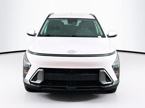 Atlas White 2025 Hyundai KONA SEL