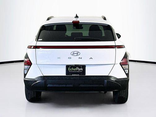 Atlas White 2025 Hyundai KONA SEL