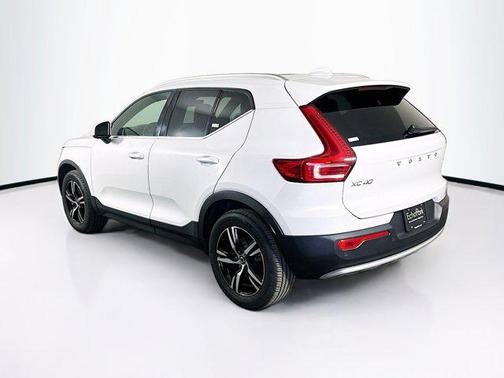 Crystal White Pearl 2025 Volvo XC40 B5 Core Bright Theme