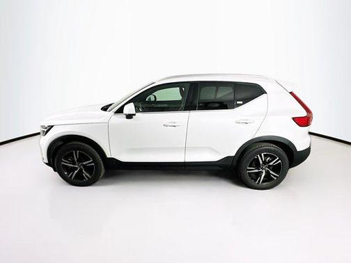 Crystal White Pearl 2025 Volvo XC40 B5 Core Bright Theme