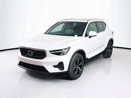 Crystal White Pearl 2025 Volvo XC40 B5 Core Bright Theme