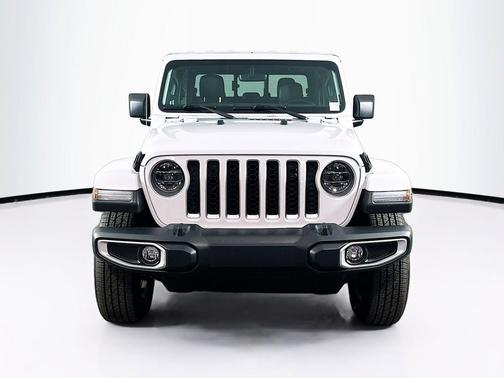 Bright White Clearcoat 2022 Jeep Gladiator Overland