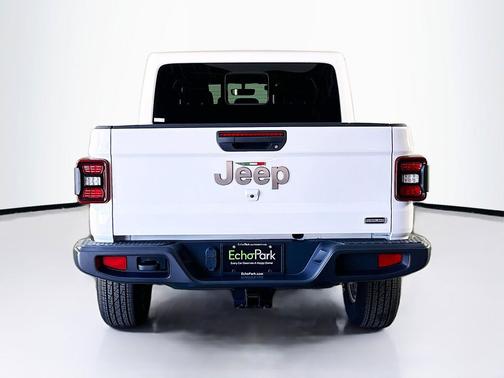 Bright White Clearcoat 2022 Jeep Gladiator Overland