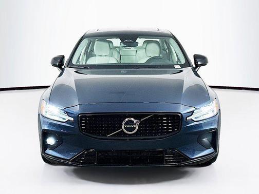 2024 Volvo S60 B5 Core Dark Theme