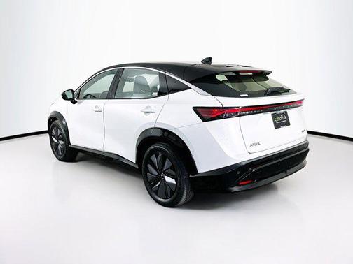 Everest White Pearl Tricoat/Black Diamond Pearl 2023 Nissan ARIYA ENGAGE