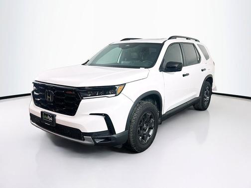 Crystal Black Pearl 2025 Honda Pilot TrailSport