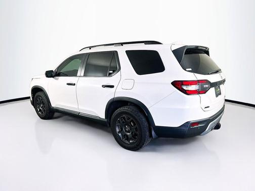 Crystal Black Pearl 2025 Honda Pilot TrailSport