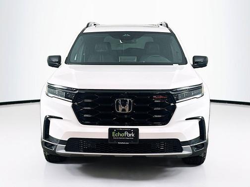 Crystal Black Pearl 2025 Honda Pilot TrailSport
