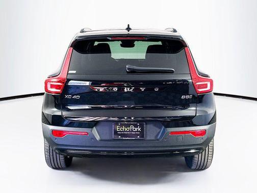 2024 Volvo XC40 B5 Plus Dark Theme