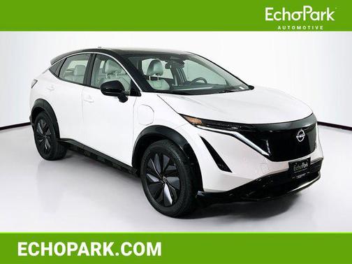 Everest White Pearl Tricoat/Black Diamond Pearl 2023 Nissan ARIYA ENGAGE