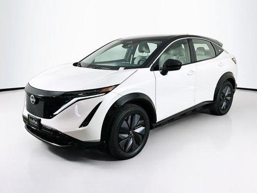 Everest White Pearl Tricoat/Black Diamond Pearl 2023 Nissan ARIYA ENGAGE